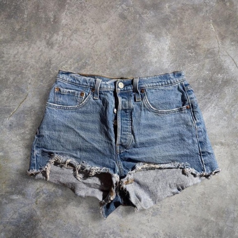 Vintage Levi's 501 XX light wash denim cutoff shorts button fly raw hem - Picture 2 of 6